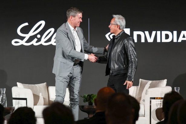 Dave Ricks, presidente e CEO da Lilly, conversou com Jensen Huang, fundador e CEO da NVIDIA, na Conferência de Saúde da JP Morgan, sobre um novo laboratório de co-inovação em IA, o primeiro do gênero, e sobre o futuro da biofarmacêutica. - Photo:NVIDIA