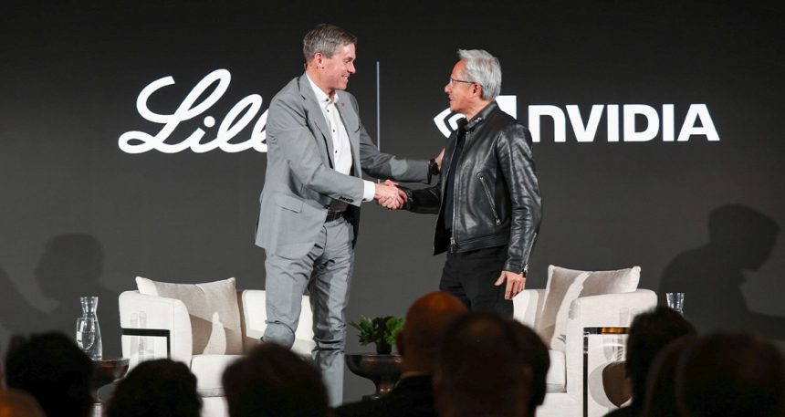 Dave Ricks, presidente e CEO da Lilly, conversou com Jensen Huang, fundador e CEO da NVIDIA, na Conferência de Saúde da JP Morgan, sobre um novo laboratório de co-inovação em IA, o primeiro do gênero, e sobre o futuro da biofarmacêutica. - Photo:NVIDIA