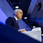 O primeiro-ministro canadense, Mark Carney, elogiou os pontos fortes das potências médias em seu discurso especial em Davos 2026. - Imagem: Fórum Econômico Mundial / Ciaran McCrickard