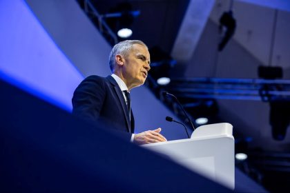 O primeiro-ministro canadense, Mark Carney, elogiou os pontos fortes das potências médias em seu discurso especial em Davos 2026. - Imagem: Fórum Econômico Mundial / Ciaran McCrickard