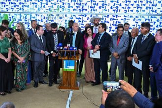 Parlamentares dão entrevista após protocolarem requerimento de abertura da comissão mista de inquérito - Jefferson Rudy-Agência Senado