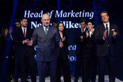 Os líderes da Maison, incluindo o CEO Georges Kern e o diretor-geral Gregory Bruttin, subiram ao palco ao lado dos membros da equipe para apresentar a visão por trás do relançamento, a filosofia de “Le Couturier de la Montre” e a estrutura das novas coleções. - Photo: Universal Genève