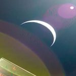 O crescente da Terra é captado por uma câmara instalada num painel solar da nave espacial Orion, no primeiro dia de voo da missão Artemis II. Crédito: NASA