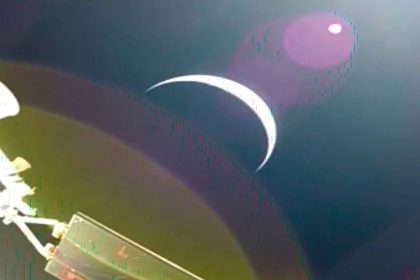 O crescente da Terra é captado por uma câmara instalada num painel solar da nave espacial Orion, no primeiro dia de voo da missão Artemis II. Crédito: NASA