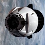 Uma espaçonave de carga SpaceX Dragon com seu nariz aberto e transportando mais de 5.000 libras de ciência, suprimentos e hardware à medida que a missão SpaceX CRS-33 da NASA se aproxima da Estação Espacial Internacional para uma acoplagem automatizada no porto avançado do módulo Harmony. Ambas as espaçonaves estavam voando 259 milhas acima do oeste da Mauritânia, perto da costa do Atlântico, no momento desta fotografia. Crédito: NASA