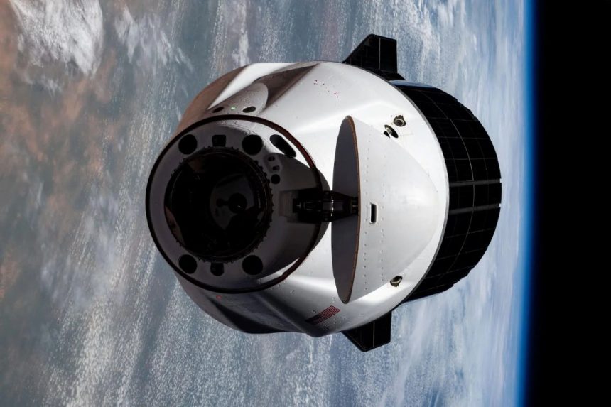 Uma espaçonave de carga SpaceX Dragon com seu nariz aberto e transportando mais de 5.000 libras de ciência, suprimentos e hardware à medida que a missão SpaceX CRS-33 da NASA se aproxima da Estação Espacial Internacional para uma acoplagem automatizada no porto avançado do módulo Harmony. Ambas as espaçonaves estavam voando 259 milhas acima do oeste da Mauritânia, perto da costa do Atlântico, no momento desta fotografia. Crédito: NASA