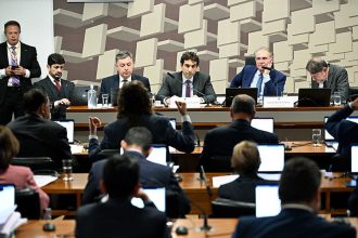 Galípolo ouve pergunta do senador Veneziano Vital do Rêgo Edilson Rodrigues/Agência Senado
