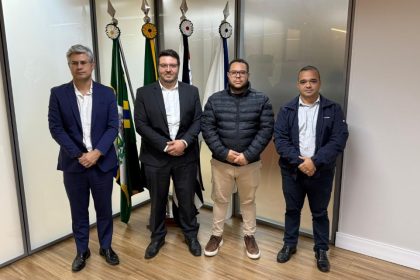 O prefeito de Paulínia, Danilo Barros, recebeu , o diretor-presidente da ARSESP, Diego Allan Vieira, o diretor de Regulação Técnica, Thiago Magalhães, e o supervisor de Fiscalização de Saneamento Básico, Luiz Antônio de Oliveira. - Foto: PMP