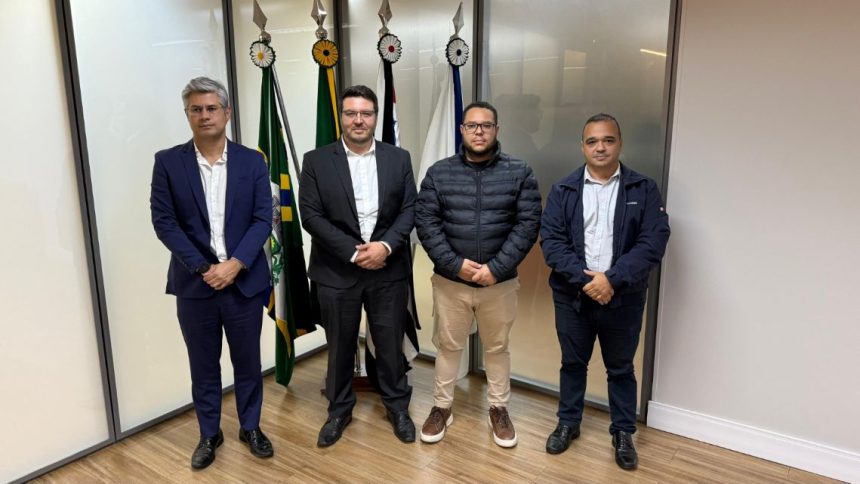 O prefeito de Paulínia, Danilo Barros, recebeu , o diretor-presidente da ARSESP, Diego Allan Vieira, o diretor de Regulação Técnica, Thiago Magalhães, e o supervisor de Fiscalização de Saneamento Básico, Luiz Antônio de Oliveira. - Foto: PMP