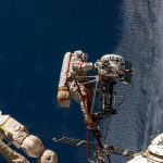 O cosmonauta da Roscosmos, Sergey Ryzhikov, é retratado no final do braço robótico europeu enquanto trabalha em uma câmera de alta‑resolução durante uma caminhada espacial de seis‑ horas e nove‑ minutos fora da Estação Espacial Internacional em 16 de outubro de 2025. Crédito: NASA