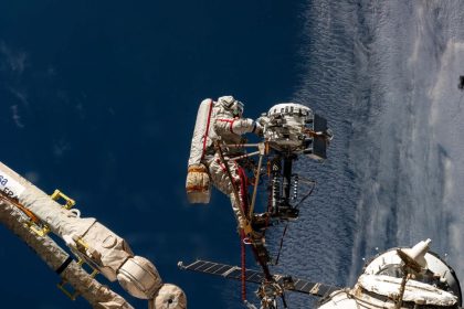O cosmonauta da Roscosmos, Sergey Ryzhikov, é retratado no final do braço robótico europeu enquanto trabalha em uma câmera de alta‑resolução durante uma caminhada espacial de seis‑ horas e nove‑ minutos fora da Estação Espacial Internacional em 16 de outubro de 2025. Crédito: NASA