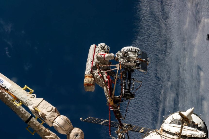 O cosmonauta da Roscosmos, Sergey Ryzhikov, é retratado no final do braço robótico europeu enquanto trabalha em uma câmera de alta‑resolução durante uma caminhada espacial de seis‑ horas e nove‑ minutos fora da Estação Espacial Internacional em 16 de outubro de 2025. Crédito: NASA