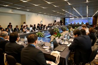 Representantes dos signatários dos Acordos Artemis, incluindo os Estados Unidos, liderados pela NASA e pelo Departamento de Estado dos EUA, reuniram-se nos dias 13 e 14 de maio de 2026, em Lima, para o quarto workshop anual dos Acordos Artemis. Crédito: Ministério das Relações Exteriores do Peru e Agência Espacial Peruana (CONIDA)