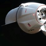 A espaçonave de carga SpaceX Dragon que apoia a 34A missão de serviços comerciais de reabastecimento da empresa para a NASA se aproxima da Estação Espacial Internacional em 17 de maio de 2026, transportando quase 6.500 libras de alimentos, suprimentos e equipamentos para a tripulação da Expedição 74. Crédito: NASA