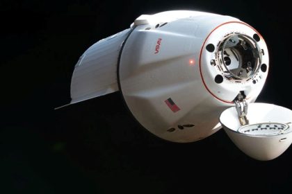 A espaçonave de carga SpaceX Dragon que apoia a 34A missão de serviços comerciais de reabastecimento da empresa para a NASA se aproxima da Estação Espacial Internacional em 17 de maio de 2026, transportando quase 6.500 libras de alimentos, suprimentos e equipamentos para a tripulação da Expedição 74. Crédito: NASA