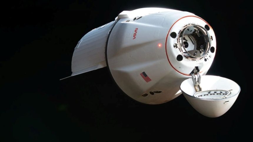 A espaçonave de carga SpaceX Dragon que apoia a 34A missão de serviços comerciais de reabastecimento da empresa para a NASA se aproxima da Estação Espacial Internacional em 17 de maio de 2026, transportando quase 6.500 libras de alimentos, suprimentos e equipamentos para a tripulação da Expedição 74. Crédito: NASA