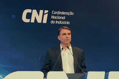 Editorial+ | Flávio Bolsonaro apresenta agenda econômica à indústria e coloca o Custo Brasil no centro do debate presidencial
