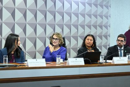 A senadora Damares Alves (2ª à esq.) presidiu o debate Geraldo Magela/Agência Senado