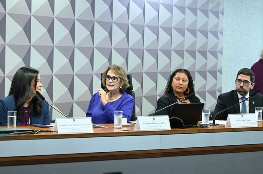 A senadora Damares Alves (2ª à esq.) presidiu o debate Geraldo Magela/Agência Senado