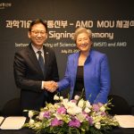 Kyunghoon Bae (esquerda), Ministro da Ciência e TIC e Vice-Primeiro-Ministro da República da Coreia, e a Dra. Lisa Su, presidente e CEO da AMD, comemoram a assinatura de uma parceria estratégica entre a AMD e o Ministério da Ciência e TIC da República da Coreia para promover o ecossistema de semicondutores e computação de IA da Coreia e apoiar o desenvolvimento de infraestrutura de IA soberana aberta e heterogênea. (Crédito: AMD)