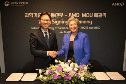 Kyunghoon Bae (esquerda), Ministro da Ciência e TIC e Vice-Primeiro-Ministro da República da Coreia, e a Dra. Lisa Su, presidente e CEO da AMD, comemoram a assinatura de uma parceria estratégica entre a AMD e o Ministério da Ciência e TIC da República da Coreia para promover o ecossistema de semicondutores e computação de IA da Coreia e apoiar o desenvolvimento de infraestrutura de IA soberana aberta e heterogênea. (Crédito: AMD)