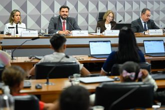 Damares Alves (3ª à esq.), que preside a CDH, com a auditora fiscal Christiane Barros, Fábio Meirelles e Roberto Padilha Andressa Anholete/Agência Senado