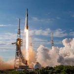 Um foguete SpaceX Falcon 9 é lançado em 15 de maio de 2026, transportando cerca de 6.500 libras de ciência, suprimentos e equipamentos para a Estação Espacial Internacional durante a 34A missão comercial de reabastecimento da empresa para a NASA. - Crédito: NASA