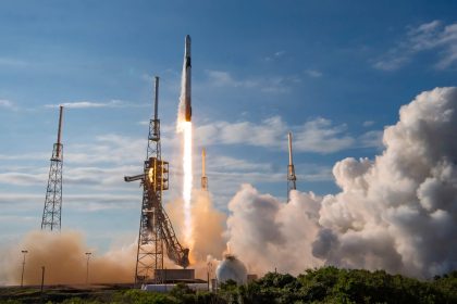 Um foguete SpaceX Falcon 9 é lançado em 15 de maio de 2026, transportando cerca de 6.500 libras de ciência, suprimentos e equipamentos para a Estação Espacial Internacional durante a 34A missão comercial de reabastecimento da empresa para a NASA. - Crédito: NASA