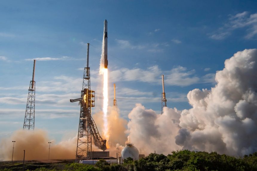 Um foguete SpaceX Falcon 9 é lançado em 15 de maio de 2026, transportando cerca de 6.500 libras de ciência, suprimentos e equipamentos para a Estação Espacial Internacional durante a 34A missão comercial de reabastecimento da empresa para a NASA. - Crédito: NASA