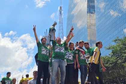 AVENIDA PAULISTA VIRA PALCO DE FORÇA POLÍTICA DE FLÁVIO BOLSONARO, E BLOCO 22 MOBILIZA MULTIDÃO A UMA SEMANA DO SEGUNDO TURNO - Foto - Charles Vieira - Divulgação Campanha Flávio Bolsonaro