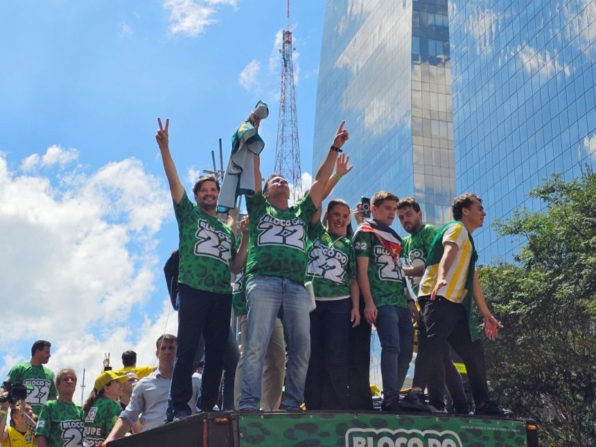 AVENIDA PAULISTA VIRA PALCO DE FORÇA POLÍTICA DE FLÁVIO BOLSONARO, E BLOCO 22 MOBILIZA MULTIDÃO A UMA SEMANA DO SEGUNDO TURNO - Foto - Charles Vieira - Divulgação Campanha Flávio Bolsonaro