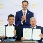O administrador da NASA, Jared Isaacman, sentado à esquerda, e os EUA O secretário de Energia, Chris Wright, sentado à direita, segura o Memorando de Entendimento assinado “Acelerando a Liderança Americana em Energia Nuclear e Propulsão Espacial”, enquanto o diretor do Escritório de Política Científica e Tecnológica (OSTP) da Casa Branca, Michael Kratsios, observa durante a Cúpula Ciência: Uma Era de Ouro, quinta-feira, 8 de outubro de 2026, no Instituto Donald J. Trump para a Paz, em Washington. NASA/Bill Ingalls