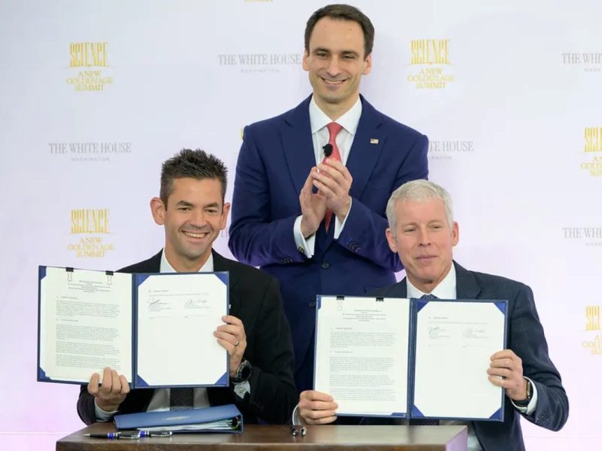 O administrador da NASA, Jared Isaacman, sentado à esquerda, e os EUA O secretário de Energia, Chris Wright, sentado à direita, segura o Memorando de Entendimento assinado “Acelerando a Liderança Americana em Energia Nuclear e Propulsão Espacial”, enquanto o diretor do Escritório de Política Científica e Tecnológica (OSTP) da Casa Branca, Michael Kratsios, observa durante a Cúpula Ciência: Uma Era de Ouro, quinta-feira, 8 de outubro de 2026, no Instituto Donald J. Trump para a Paz, em Washington. NASA/Bill Ingalls