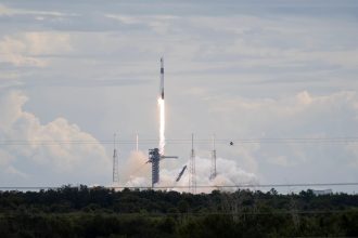 Um foguete SpaceX Falcon 9 transportando a nave espacial Dragon da empresa foi lançado na missão SpaceX Crew-13 da NASA para a Estação Espacial Internacional com os astronautas da NASA Jessica Watkins e Luke Delaney, o astronauta da CSA (Agência Espacial Canadense) Joshua Kutryk e o cosmonauta da Roscosmos Sergey Teteryatnikov a bordo, quinta-feira, 1o de outubro de 2026, da Estação da Força Espacial de Cabo Canaveral, na Flórida. Crédito: NASA/Joel Kowsky