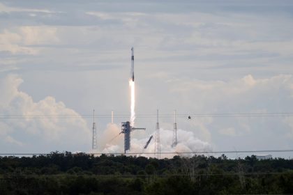 Um foguete SpaceX Falcon 9 transportando a nave espacial Dragon da empresa foi lançado na missão SpaceX Crew-13 da NASA para a Estação Espacial Internacional com os astronautas da NASA Jessica Watkins e Luke Delaney, o astronauta da CSA (Agência Espacial Canadense) Joshua Kutryk e o cosmonauta da Roscosmos Sergey Teteryatnikov a bordo, quinta-feira, 1o de outubro de 2026, da Estação da Força Espacial de Cabo Canaveral, na Flórida. Crédito: NASA/Joel Kowsky