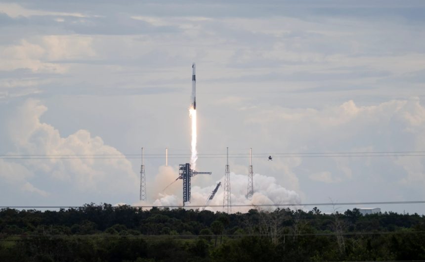 Um foguete SpaceX Falcon 9 transportando a nave espacial Dragon da empresa foi lançado na missão SpaceX Crew-13 da NASA para a Estação Espacial Internacional com os astronautas da NASA Jessica Watkins e Luke Delaney, o astronauta da CSA (Agência Espacial Canadense) Joshua Kutryk e o cosmonauta da Roscosmos Sergey Teteryatnikov a bordo, quinta-feira, 1o de outubro de 2026, da Estação da Força Espacial de Cabo Canaveral, na Flórida. Crédito: NASA/Joel Kowsky