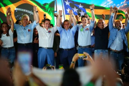 Flávio Bolsonaro recebe apoio de Ronaldo Caiado e Tarcísio de Freitas e Zema | Crédito: Vittor Sales/ Divulgação Campanha Flávio Bolsonaro